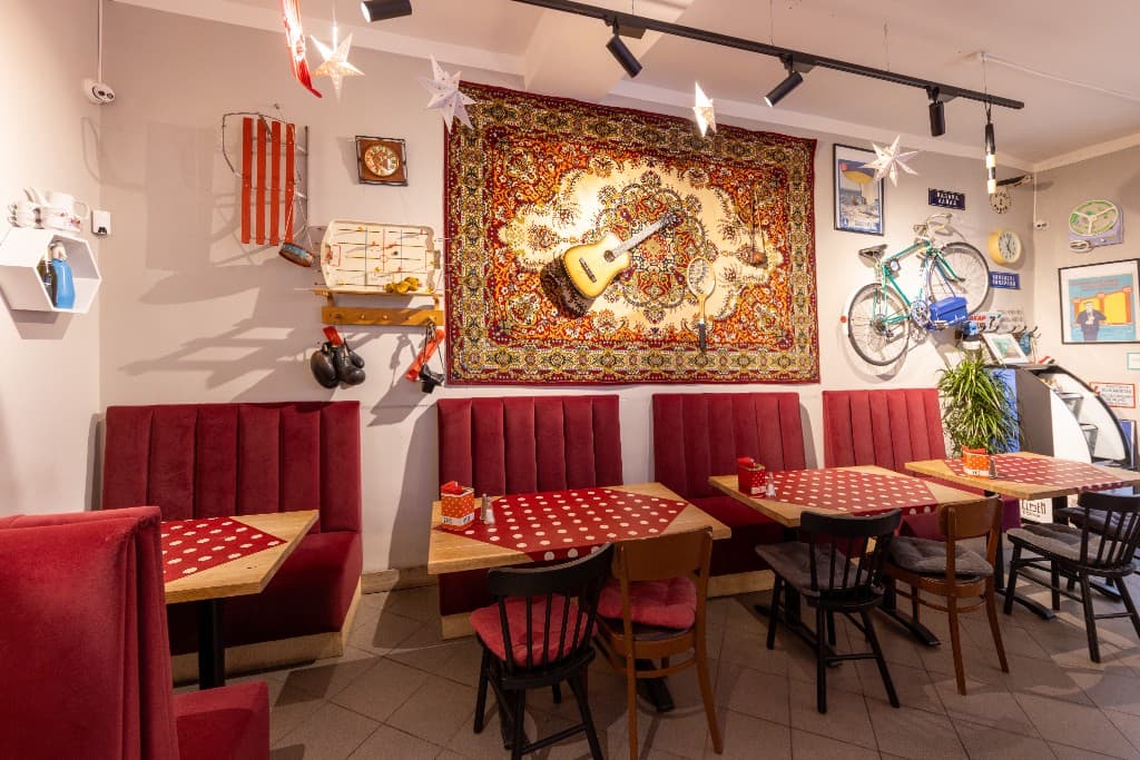 Pelmeni interjöör — hubaseid punaseid diivanilappe ja polka-täpilisi laudlinu